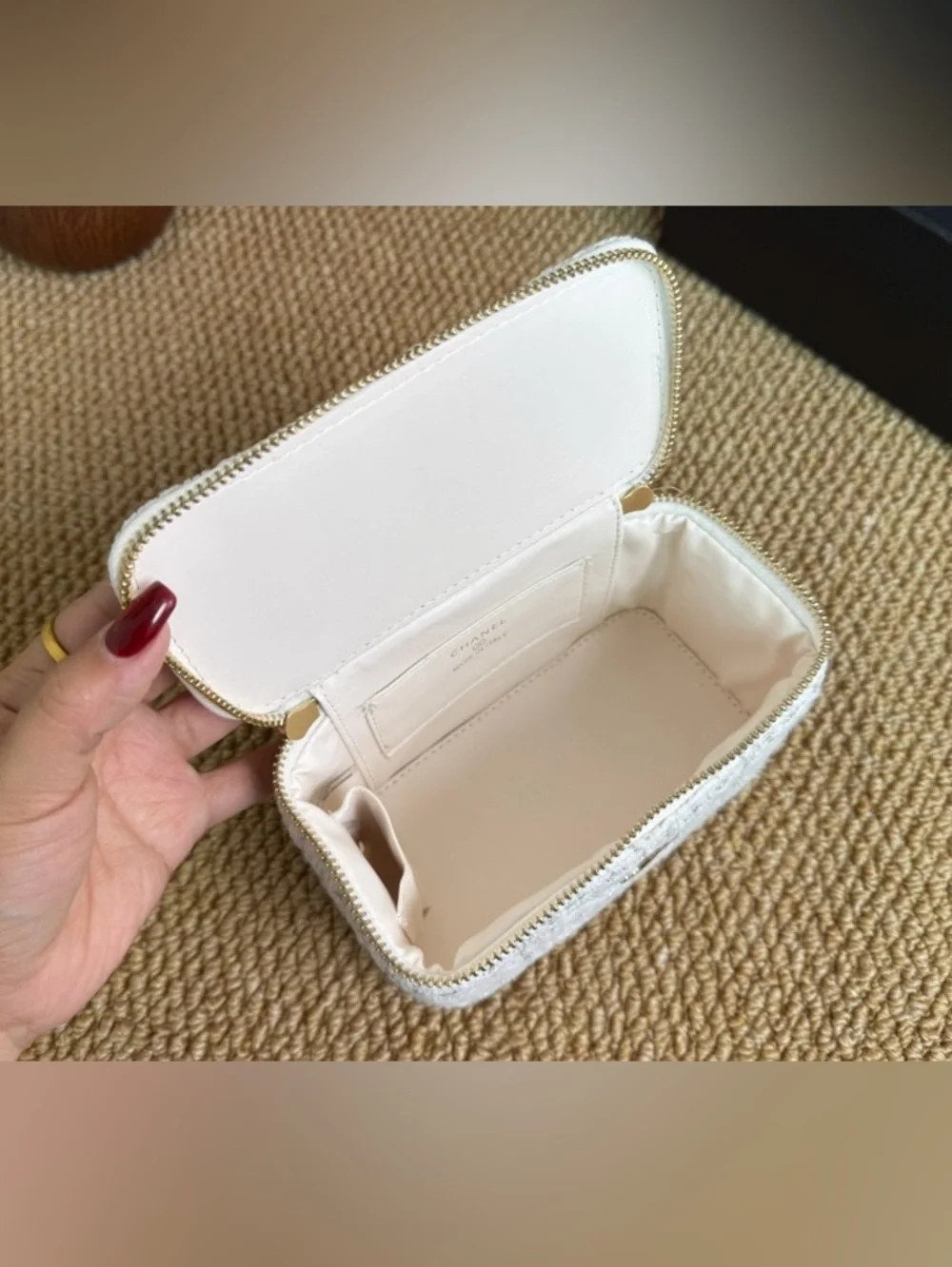 CHANEL MAKEUP BAG WHITE - Picture 3 of 3